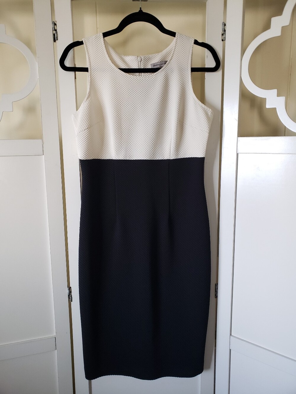 Danny & Nicole sleeveless Sheath dress. Size 6